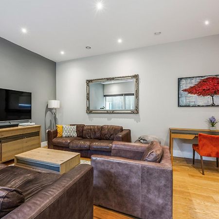 Large Modern One Bedroom Apartment Лондон Екстериор снимка